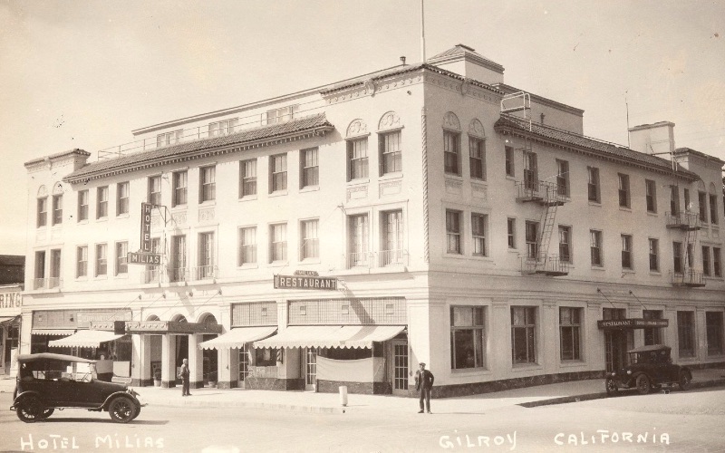 A view of the historical Milias Hotel from 1922 in black and white