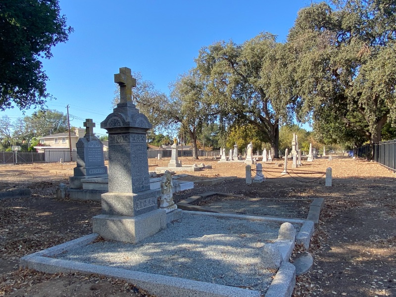 a picture of a graves at a cemetery